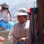 Femme en habit traditionnel de la vallée