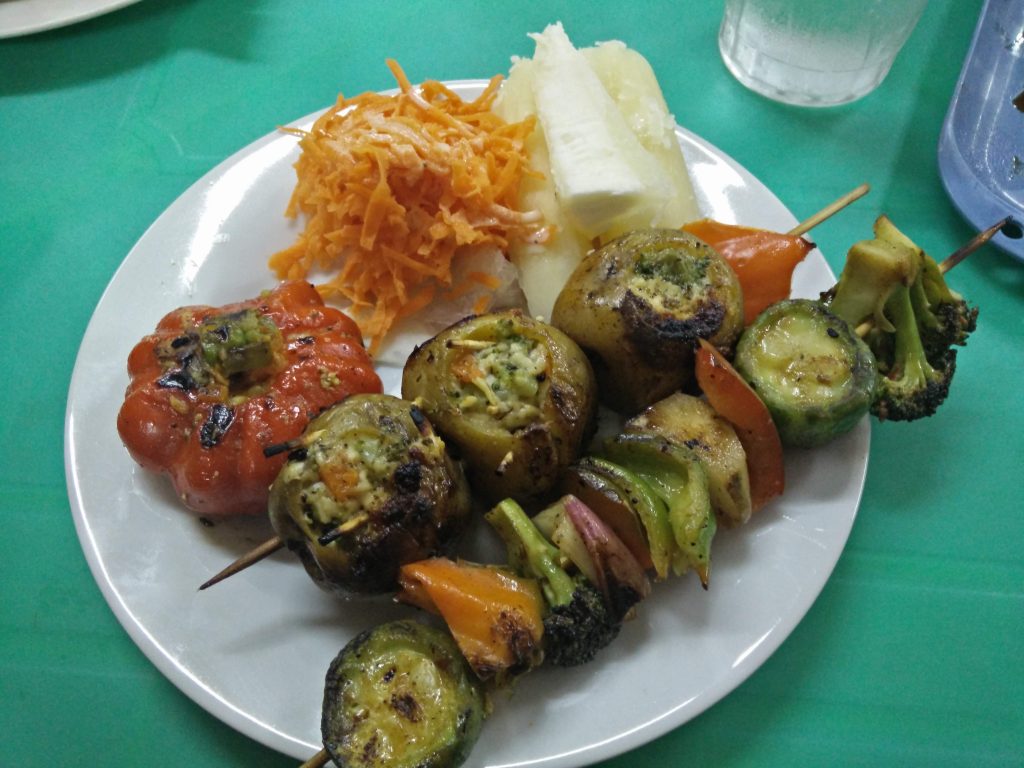 Brochettes, poivron farci et manioc