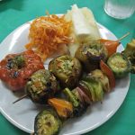 Brochettes, poivron farci et manioc