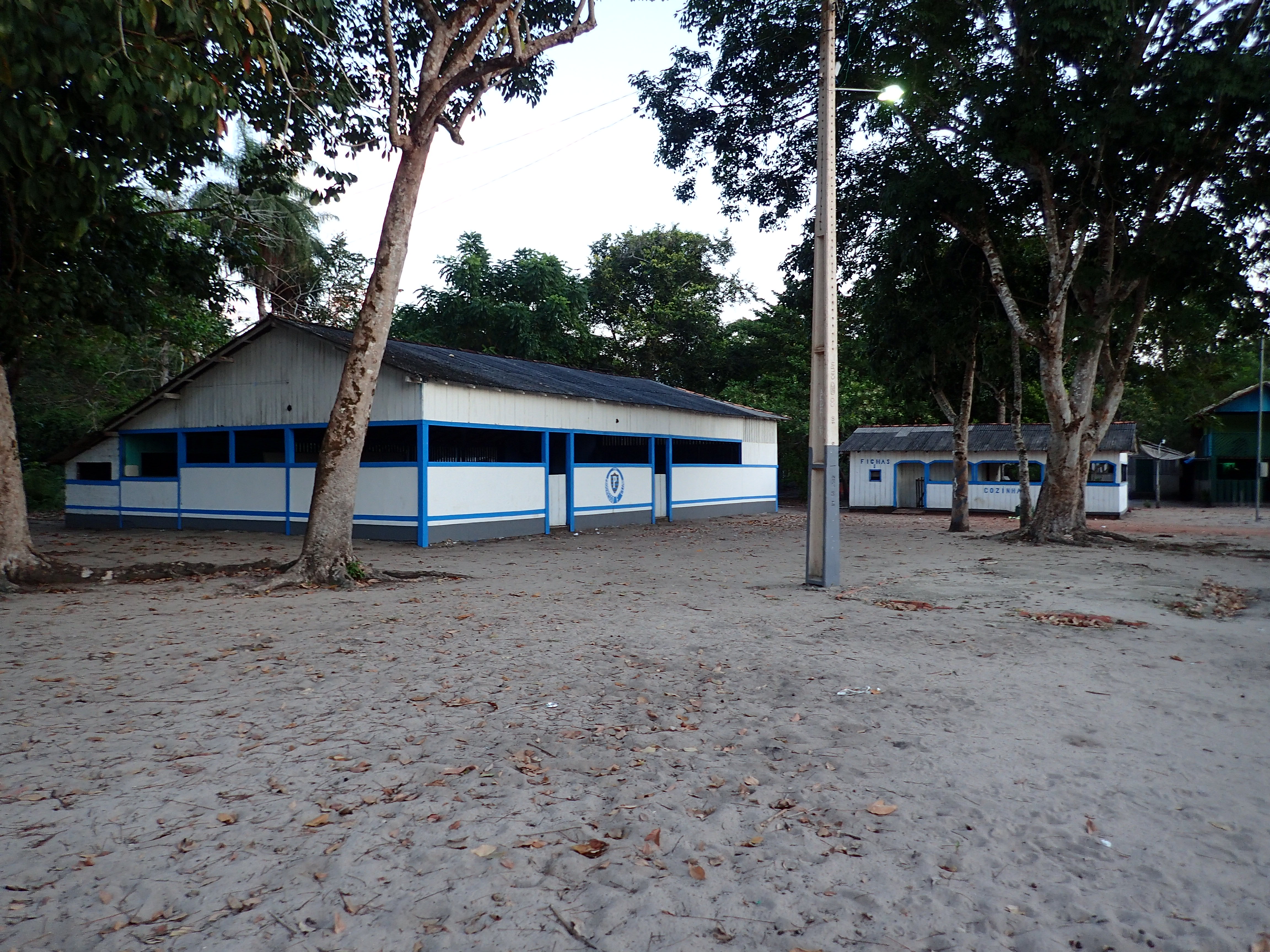 Le plus grand bâtiment du village est le siège du club de foot...